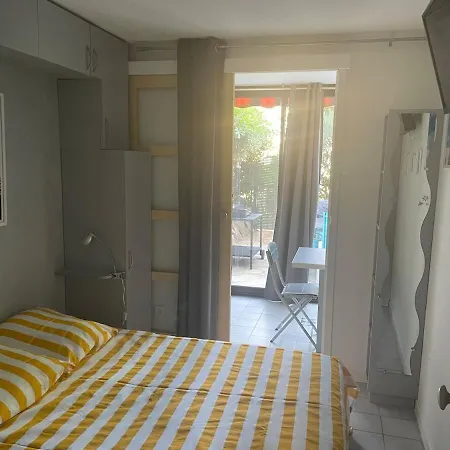 2-room With Garden In Sanary-sur-mer, Beaucours *